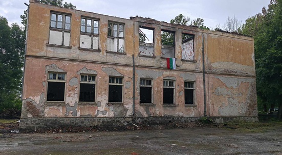 Помагай с ремонта на старото училище в село Долни Раковец, което ентусиасти превръщат в дом на екологичното строителство