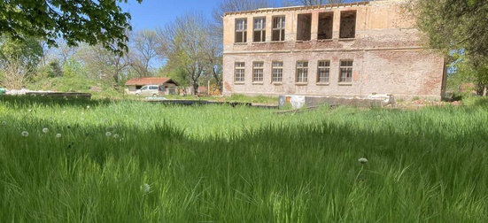 Помогни старото училище в село Долни Раковец са се превърне в дом на екологичното строителство